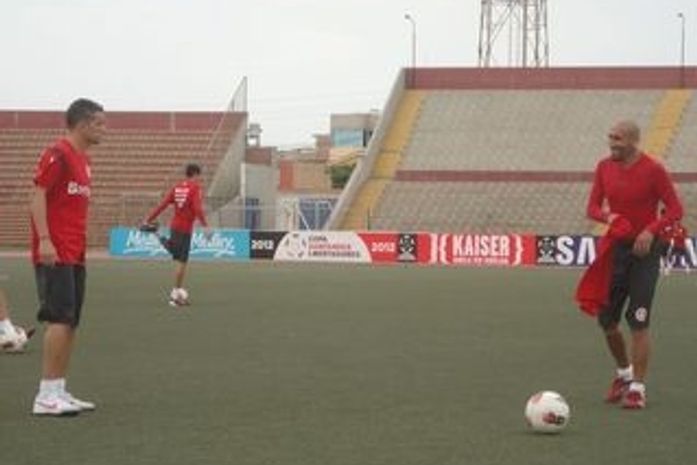 Guiñazu pede atenção com todo o Fluminense e elogia ex-CSA
