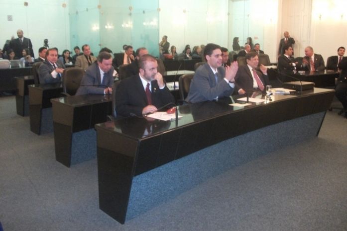 Deputados durante sessão na ALE