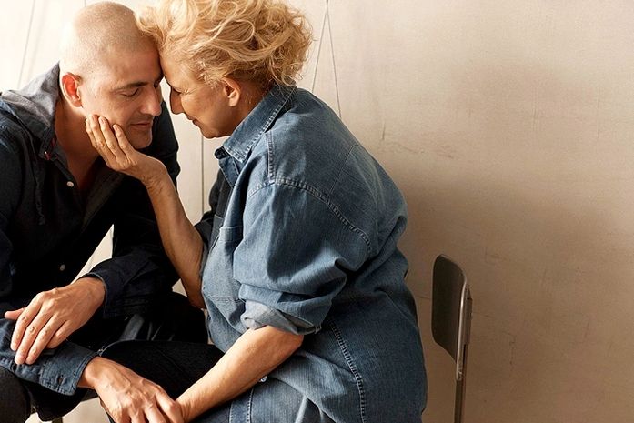Reynaldo Gianecchini posa com a mãe para exposição