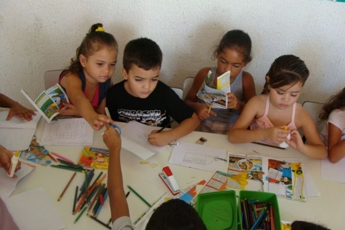 Em Arapiraca, crianças aprendem a fazer livrinhos em sala de aula
