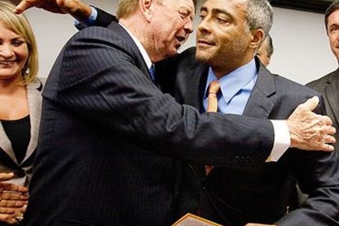 Sem Teixeira, Record se aproxima do novo presidente da CBF