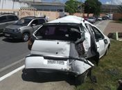 Carro é 'abandonado' em pista e acaba sendo atingido por ônibus