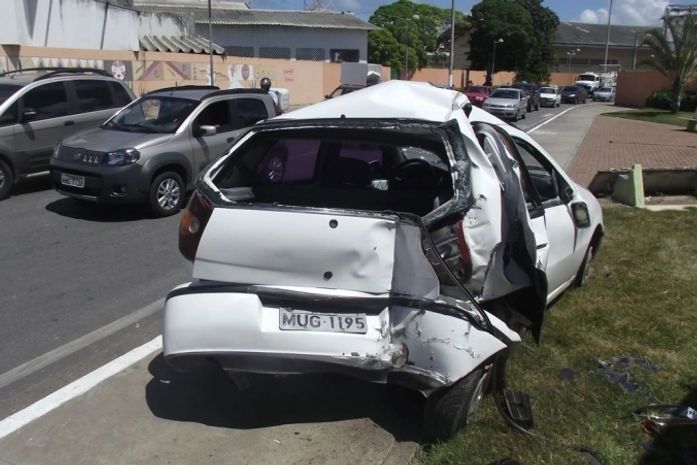 Carro é 'abandonado' em pista e acaba sendo atingido por ônibus