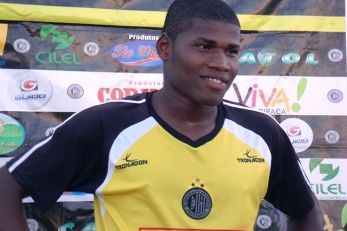 Atacante Lúcio Maranhão.