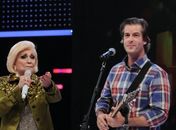 Sertanejo Victor dá pista sobre romance com Xuxa: 'Não vou poder falar a verdade'
