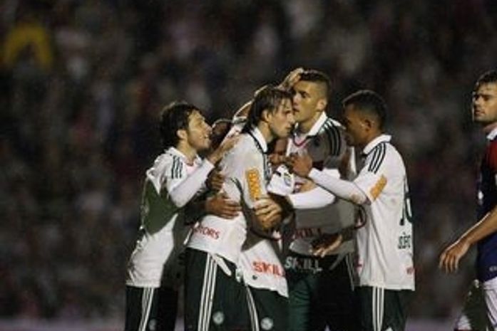 Bola parada funciona, e Palmeiras derrota Paraná em Curitiba