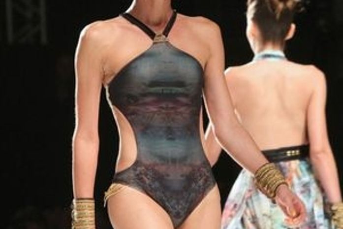 Top transexual desfila moda praia com novo implante de silicone