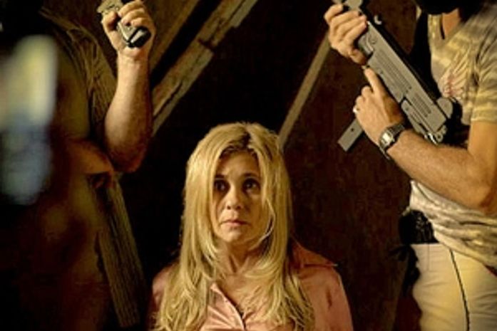 Debochada, Carminha posa com sequestradores para provar que está viva