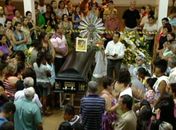 Universitários mortos em acidente na BA são enterrados no ES e MG
