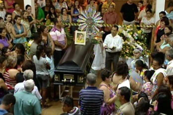 Universitários mortos em acidente na BA são enterrados no ES e MG