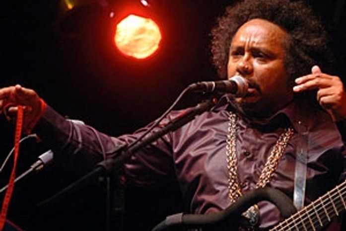 Chico César lança DVD com show beneficente em João Pessoa