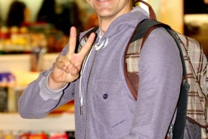 Sorridente, Reynaldo Gianecchini embarca em aeroporto do Rio