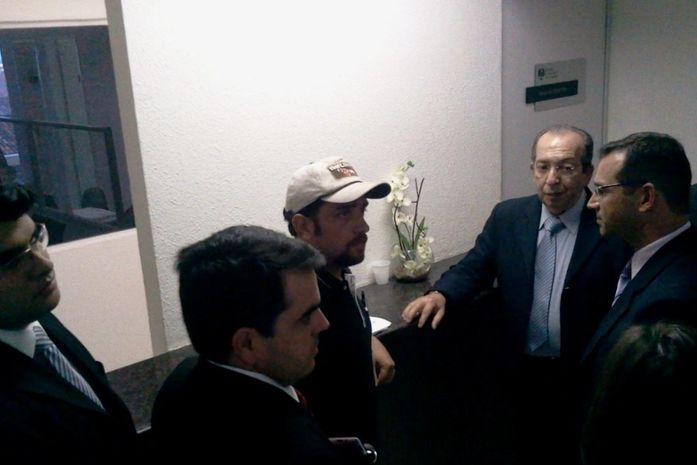 General Sá Rocha acompanhado de advogados