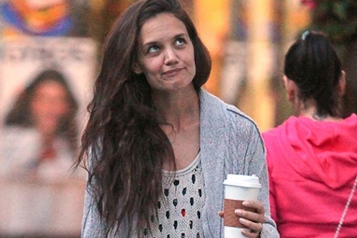 Katie Holmes faz caretas para fotógrafo em Nova York