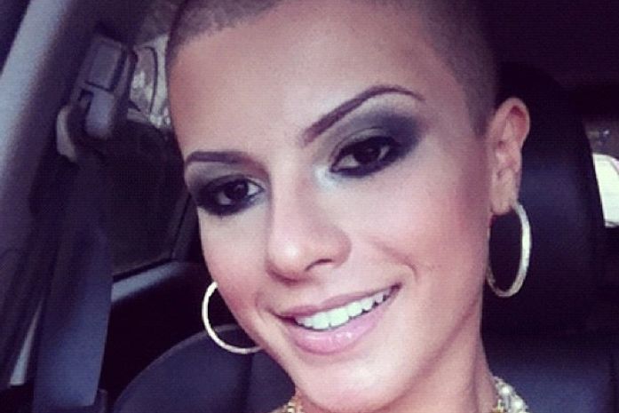 Ex-loira, Babi Rossi exibe fios pretos nascendo na cabeça raspada