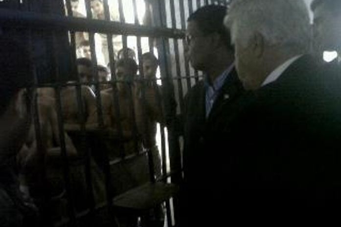Nonô conversando com os detentos