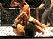 Coliseu: Macaco vence Rodrigão por nocaute e mantém cinturão dos médios