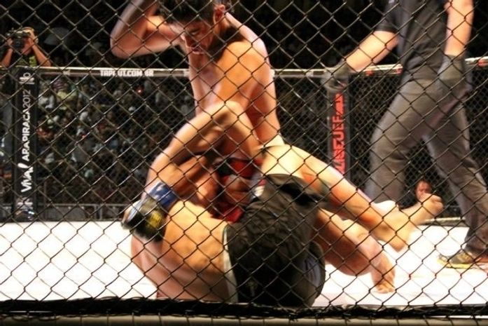 Coliseu: Macaco vence Rodrigão por nocaute e mantém cinturão dos médios
