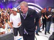 Silvio Santos paga mico e quase perde as calças em gravação