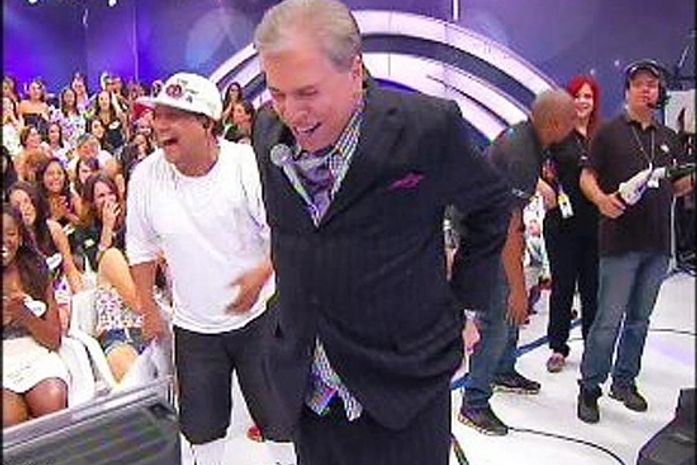 Silvio Santos paga mico e quase perde as calças em gravação