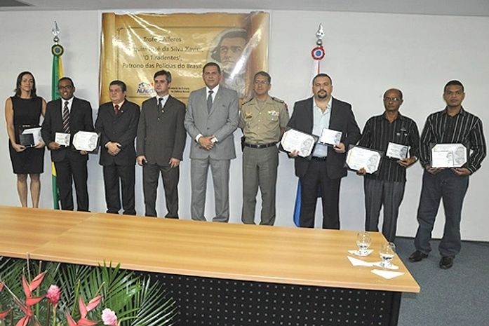 Defesa Social faz entrega do Troféu Tiradentes a policiais civis e militares