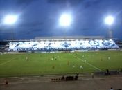 Torcida comemora com o bandeirão.