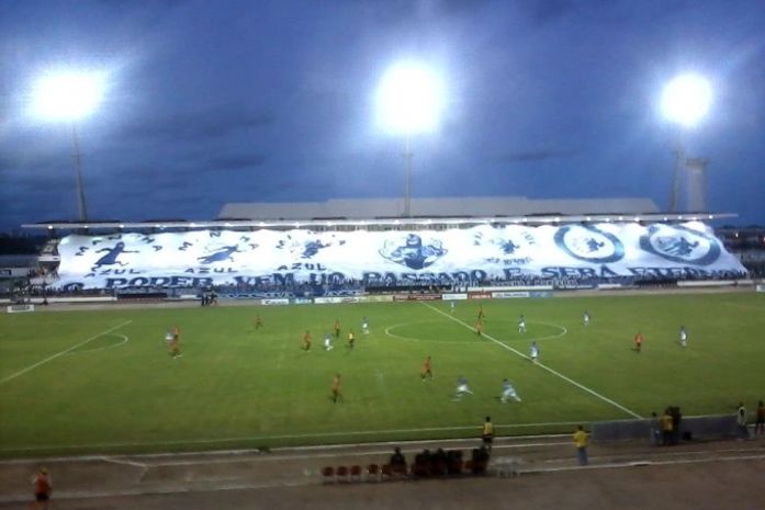 Torcida comemora com o bandeirão.