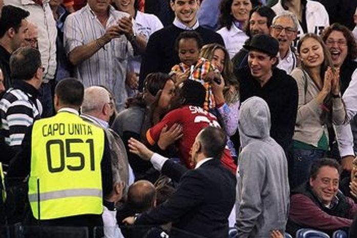 Brasileiro invade arquibancada para festejar gol no empate da Roma