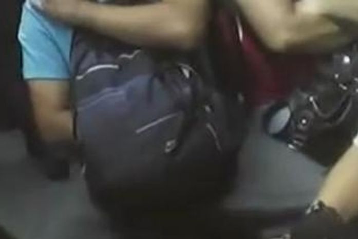 Flagra no trem mostra passageiro se masturbando em horário de pico
