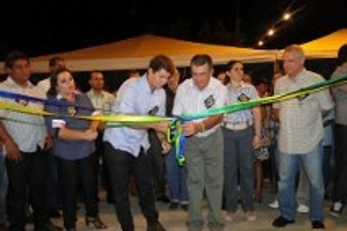 Fernando Lyra e Z´é do pedrinho cortando fita da séde do PSD