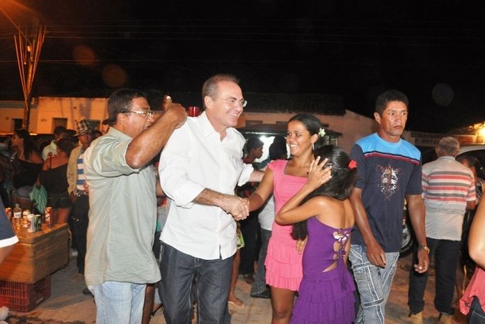 Renan cumprimenta moradores em Carneiros