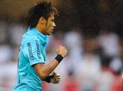 Com três de Neymar, Santos vence São Paulo e está na final