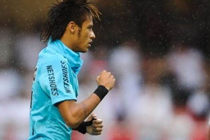 Com três de Neymar, Santos vence São Paulo e está na final