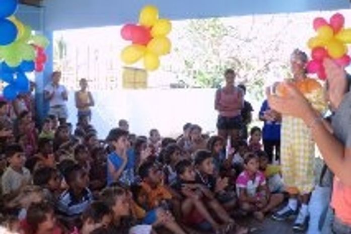 Muitas crianças são atraídas pelas brincadeiras promovidas pelos missionários da Trans Social da CBAL