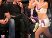 David Beckham dá olhadinha sugestiva para líder de torcida