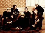 O grupo britânico James: a partir da esquerda, acima, David Baynton-Power, Saul Davies, Jim Glennie e Larry Gott; abaixo, Andy Diagram, Tim Booth e Mark Hunter 