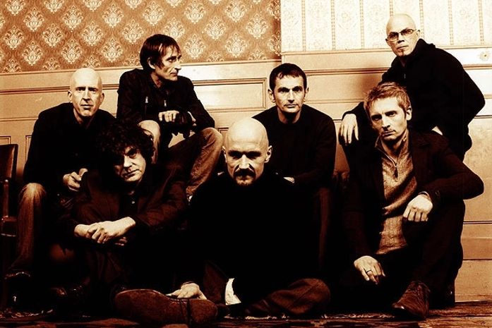 O grupo britânico James: a partir da esquerda, acima, David Baynton-Power, Saul Davies, Jim Glennie e Larry Gott; abaixo, Andy Diagram, Tim Booth e Mark Hunter 