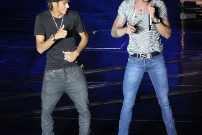Neymar sobe ao palco e faz dancinha ao lado de Gusttavo Lima