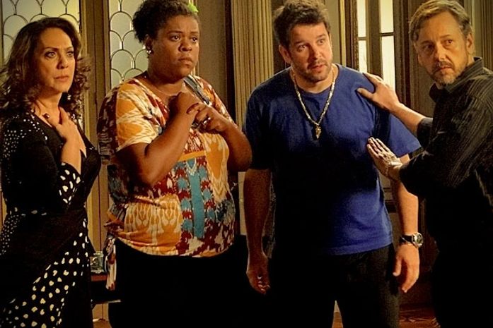 Zezé conta que viu Carminha na favela e eles pensam em estourar cativeiro