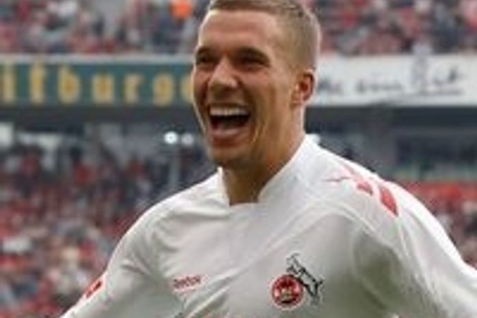 Lukas Podolski acerta com o Arsenal