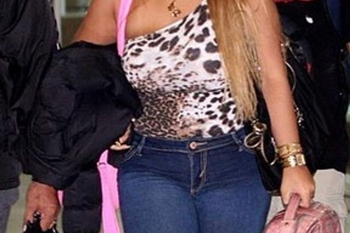 Mulher Filé exibe quilinhos a mais em aeroporto carioca
