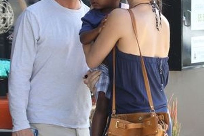 Sandra Bullock é vista com homem misterioso