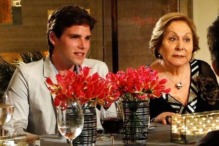 'Cheias de Charme': Cida conta a Conrado que é filha de arrumadeira