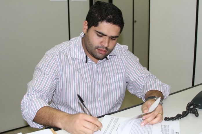 Prefeito de Mata Grande assina convênio para aquisição de Raios-X