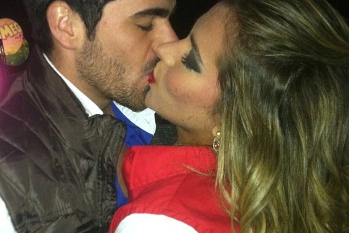Ex-BBBs Adriana e Rodrigão beijam muito em rodeio