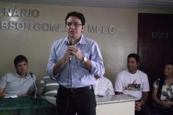 James falando ao publico peemedebista de Capela