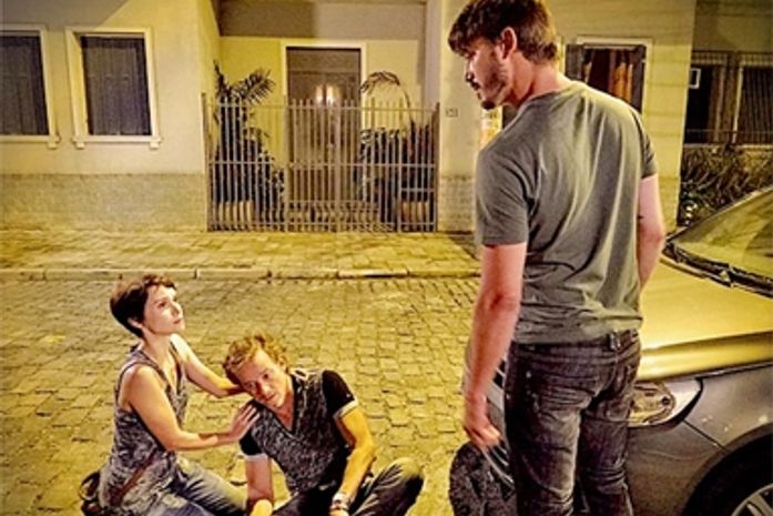 Avenida Brasil: Nina defende Max em briga e ganha sua confiança