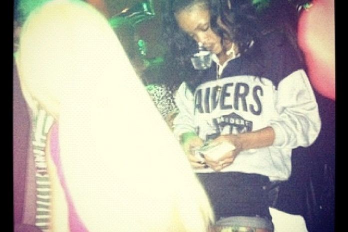 Rihanna posta fotos polêmicas no Twitter