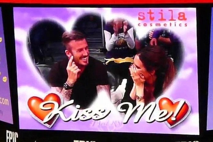 Victoria Beckham fica envergonhada ao ter que beijar o marido em jogo
