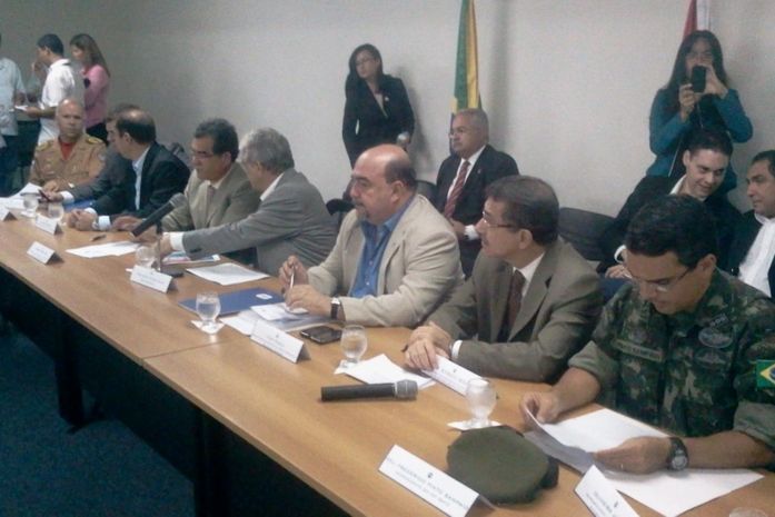 Mesa da reunião com os prefeiso